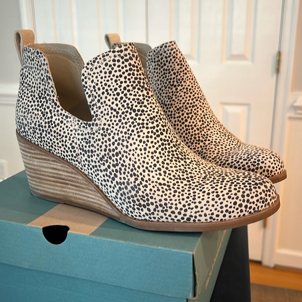Tom’s Callie Wedge Booties